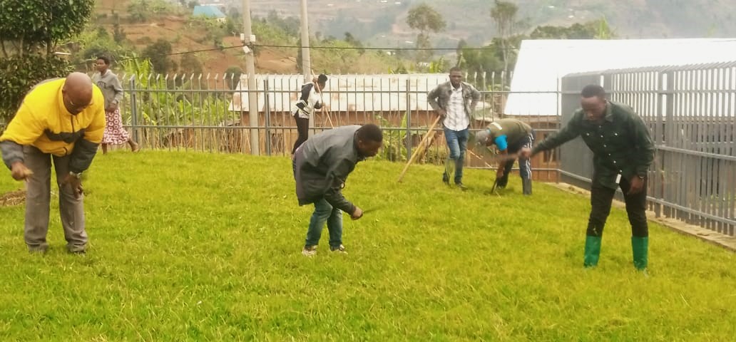 GatondeHospital's tweet photo. Ku wa 27/9/023 abakozi ba @GatondeHospital bakoze umuganda rusange usoza ukwezi kwa 9/023. Nyuma yawo ubuyobozi bw’ibitaro bwibukije ko #Isukuhoseiherakurinjye, bityo buri wese asabwa kuyigira no kuyigisha. Banibukijwe gutandukanya imyanda yanduza n’itanduza hirindwa indwara. https://t.co/2HpgZQoqO7