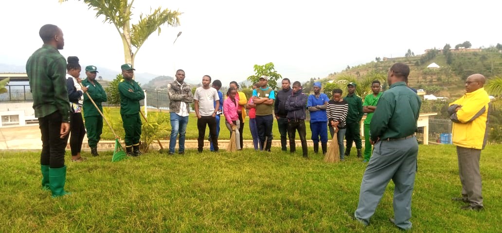 GatondeHospital's tweet photo. Ku wa 27/9/023 abakozi ba @GatondeHospital bakoze umuganda rusange usoza ukwezi kwa 9/023. Nyuma yawo ubuyobozi bw’ibitaro bwibukije ko #Isukuhoseiherakurinjye, bityo buri wese asabwa kuyigira no kuyigisha. Banibukijwe gutandukanya imyanda yanduza n’itanduza hirindwa indwara. https://t.co/2HpgZQoqO7
