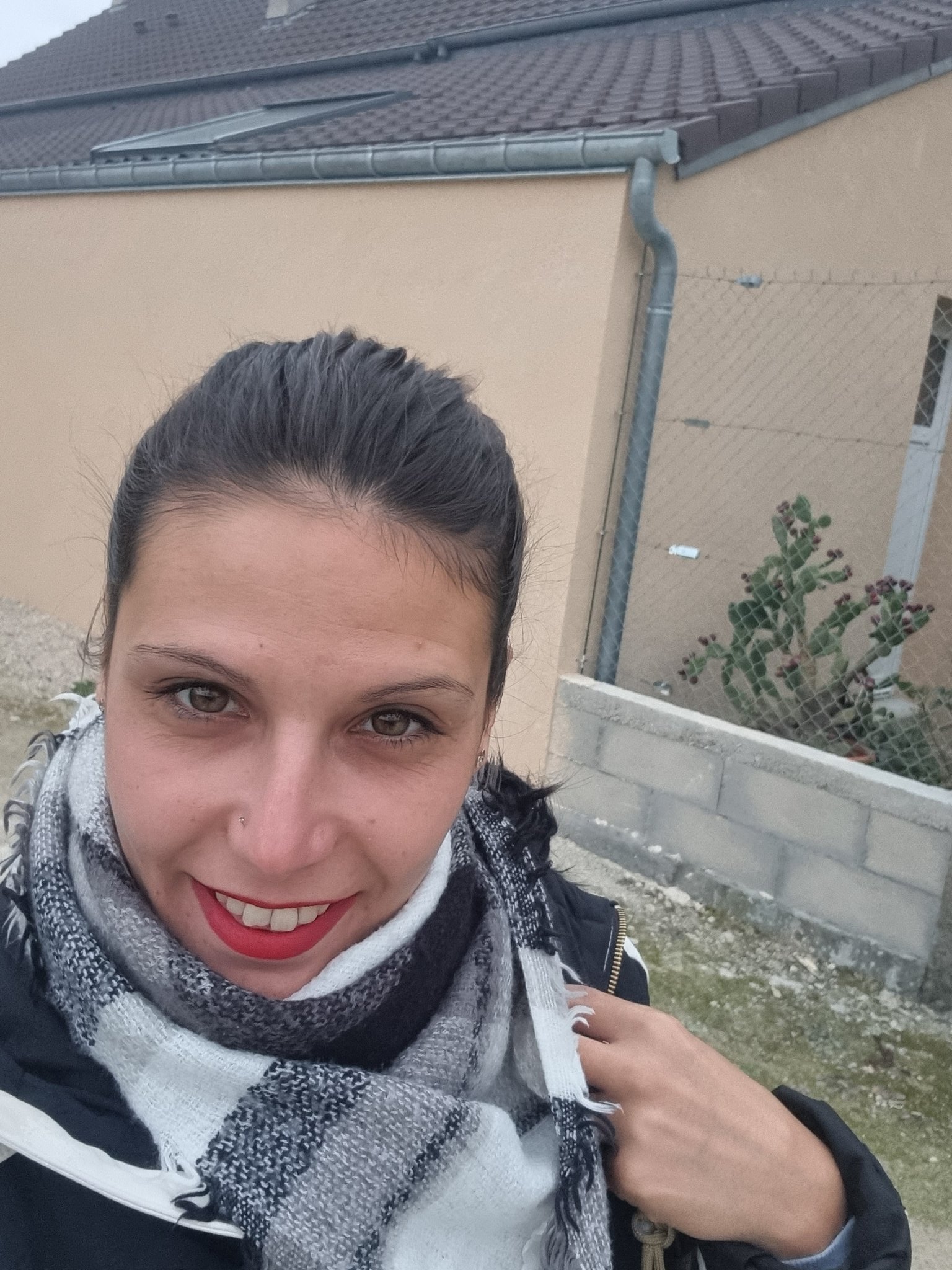 #jeudisourire 😊😊 oui je sais j'ai déjà l'#écharpe et le #manteau mais il fait pas #chaud hein 😜😜 Pensez vous qu'à #Noël il fera chaud ?? https://t.co/FpVsWmmbnh