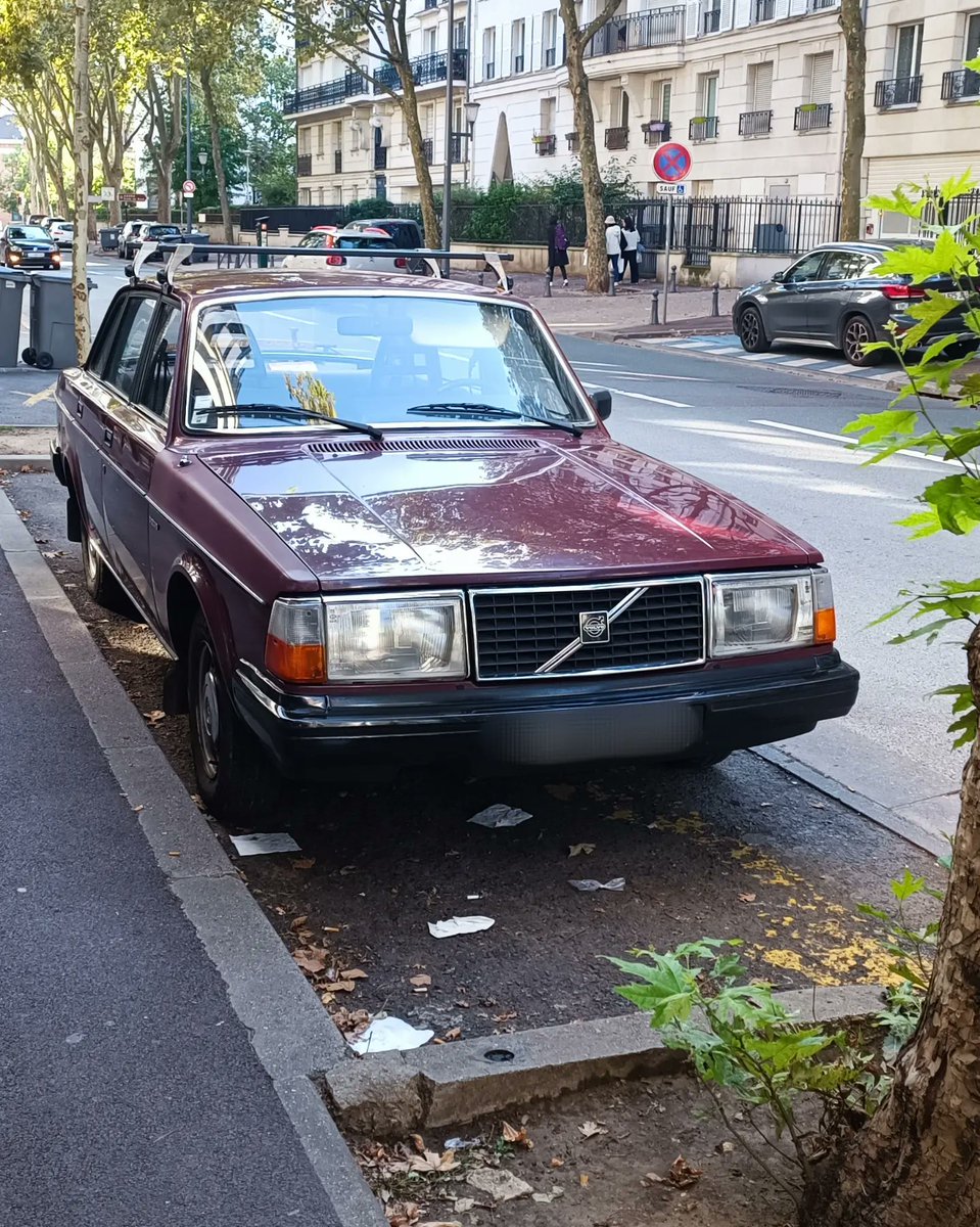 testanddriving's tweet image. Même en 2023, une Volvo 244 DL donne l'impression d'être indestructible. C'est incroyable cette réputation que Volvo a entretenue. Et pour cause ! Fin 70, cette berline DL débarque et impose son gabarit : 4,90 m en longueur, 1,77 en largeur et 1,44 de haut. Un suv d'aujourd'hui!