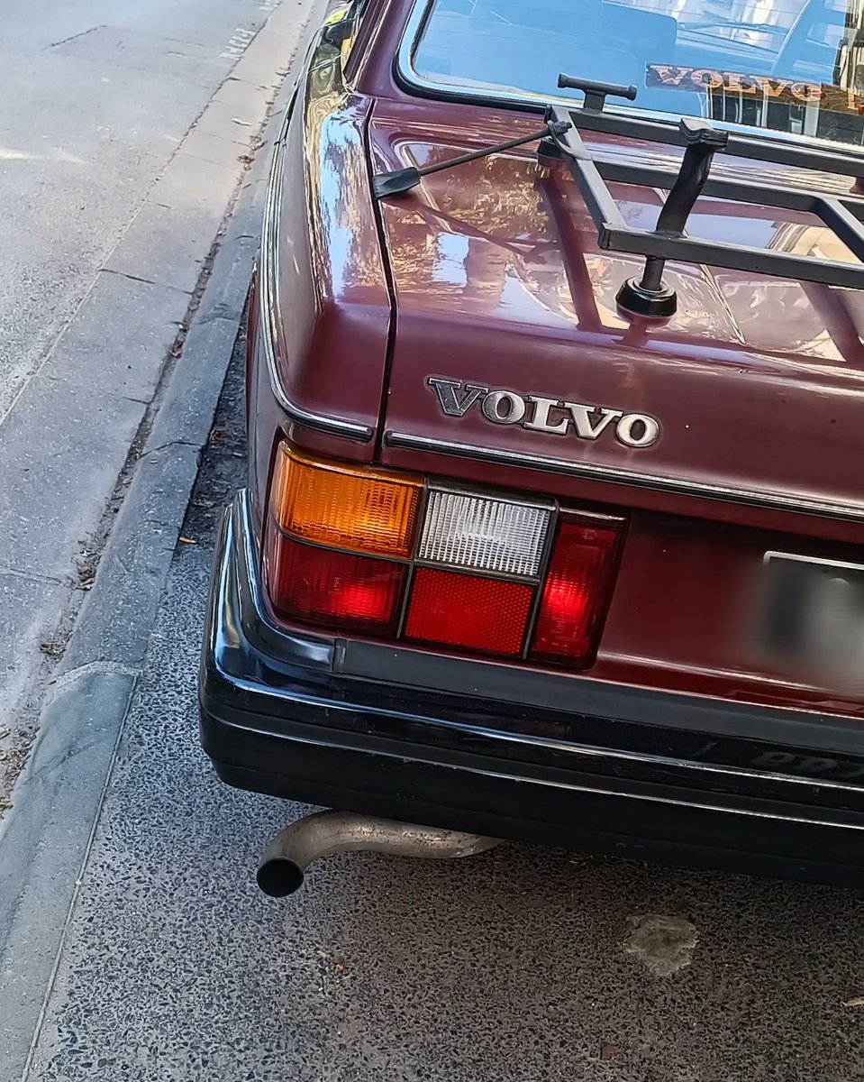 testanddriving's tweet image. Même en 2023, une Volvo 244 DL donne l'impression d'être indestructible. C'est incroyable cette réputation que Volvo a entretenue. Et pour cause ! Fin 70, cette berline DL débarque et impose son gabarit : 4,90 m en longueur, 1,77 en largeur et 1,44 de haut. Un suv d'aujourd'hui!