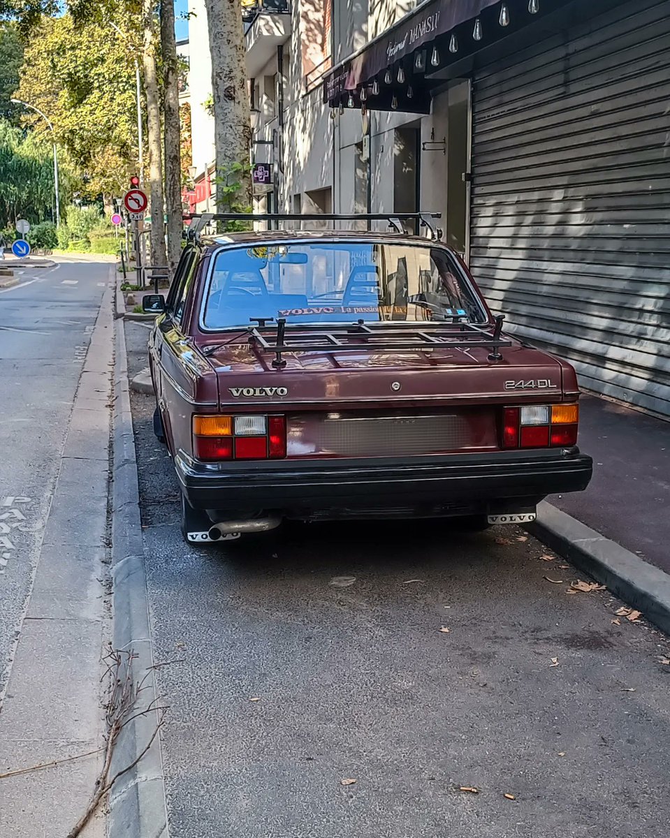 testanddriving's tweet image. Même en 2023, une Volvo 244 DL donne l'impression d'être indestructible. C'est incroyable cette réputation que Volvo a entretenue. Et pour cause ! Fin 70, cette berline DL débarque et impose son gabarit : 4,90 m en longueur, 1,77 en largeur et 1,44 de haut. Un suv d'aujourd'hui!