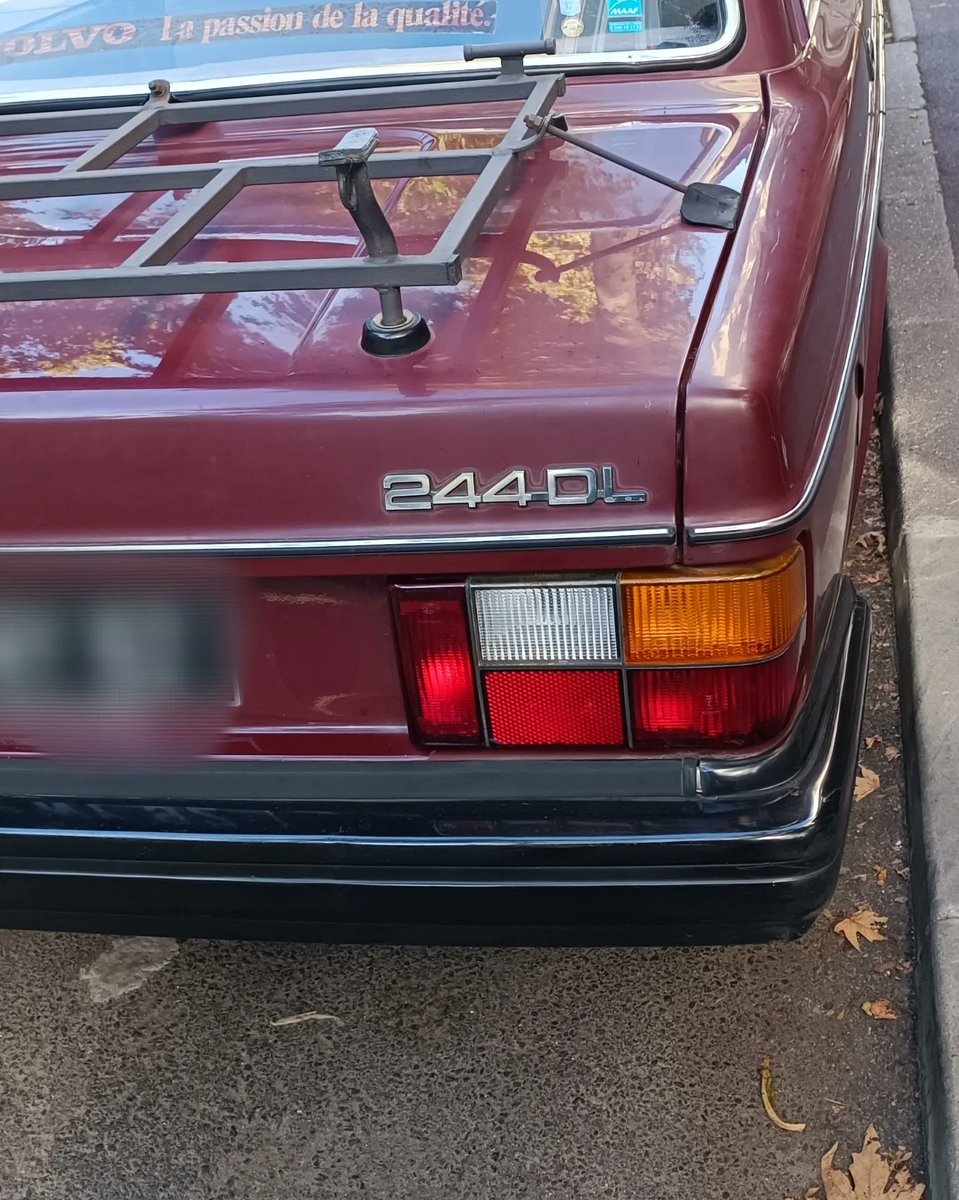 testanddriving's tweet image. Même en 2023, une Volvo 244 DL donne l'impression d'être indestructible. C'est incroyable cette réputation que Volvo a entretenue. Et pour cause ! Fin 70, cette berline DL débarque et impose son gabarit : 4,90 m en longueur, 1,77 en largeur et 1,44 de haut. Un suv d'aujourd'hui!