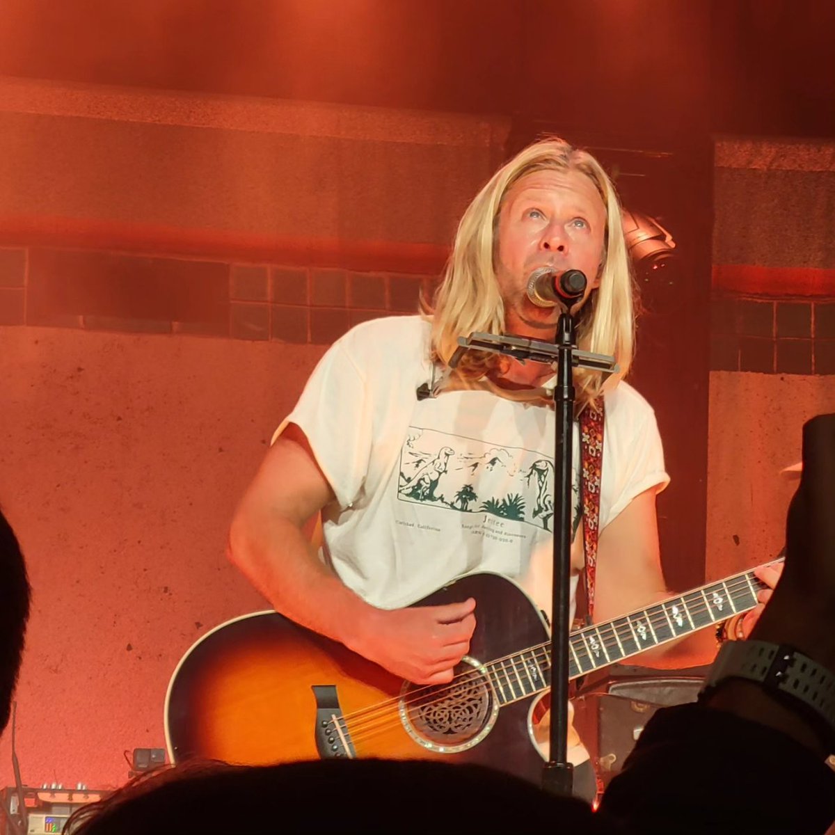 dannymitcheII's tweet photo. When you're on your way to the @switchfoot show, and you run into @jonforeman walking down the street, and later that night, he sings "Twenty-Four" right in front of you. Could never be me... 🤯
#switchfoot #jonforeman #chicago #houseofblueschicago #rock #alternative #music https://t.co/9tvTfNFYZM