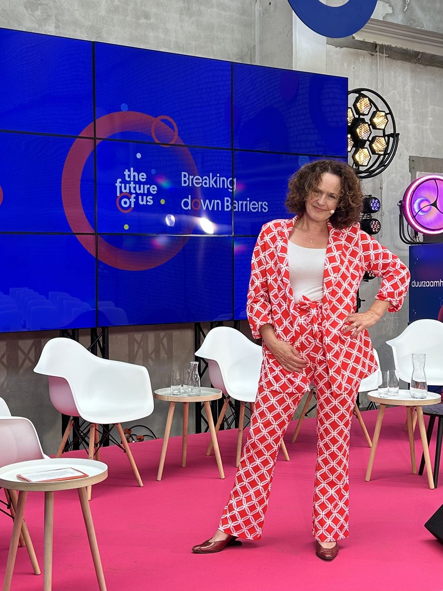 marliesclaasen's tweet photo. THE FUTURE OF US
Podium Pink; my stage today!
An English program about cross border trading, innovation, energy transition.
#host
#dagvoorzitter
#ipkw
#TFOU https://t.co/ky1RmGdoy3