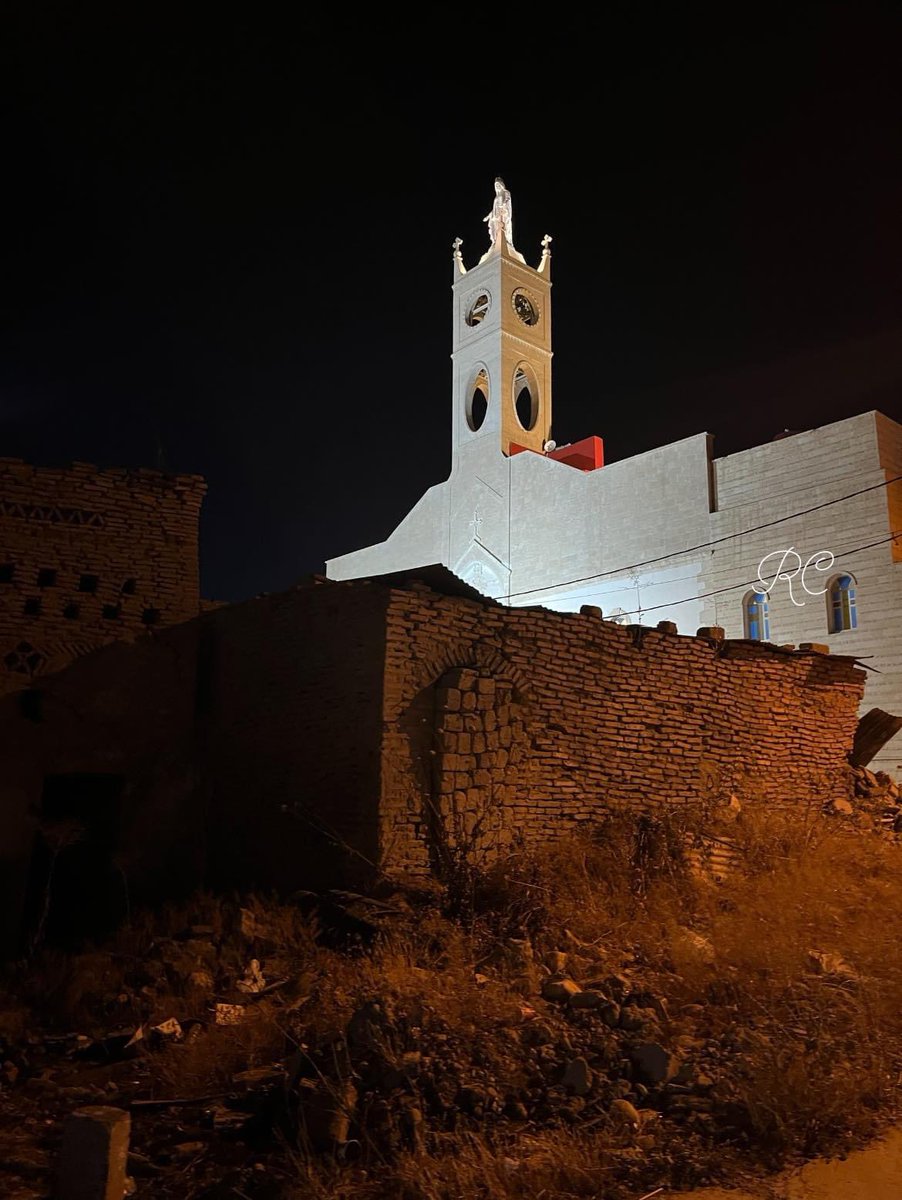هل المواسات يوما حررت وطنا
أم كانت التعازي هي البديل ان هوى الوطن
فسادهم نخر مفاصل الدولة
ومكاتبهم الاقتصادية انهكت الناس
فلتكن الارواح التي زهقت سراجا تضيء لنا طريق الخلاص
#عرس_الحمدانية #بغديدا