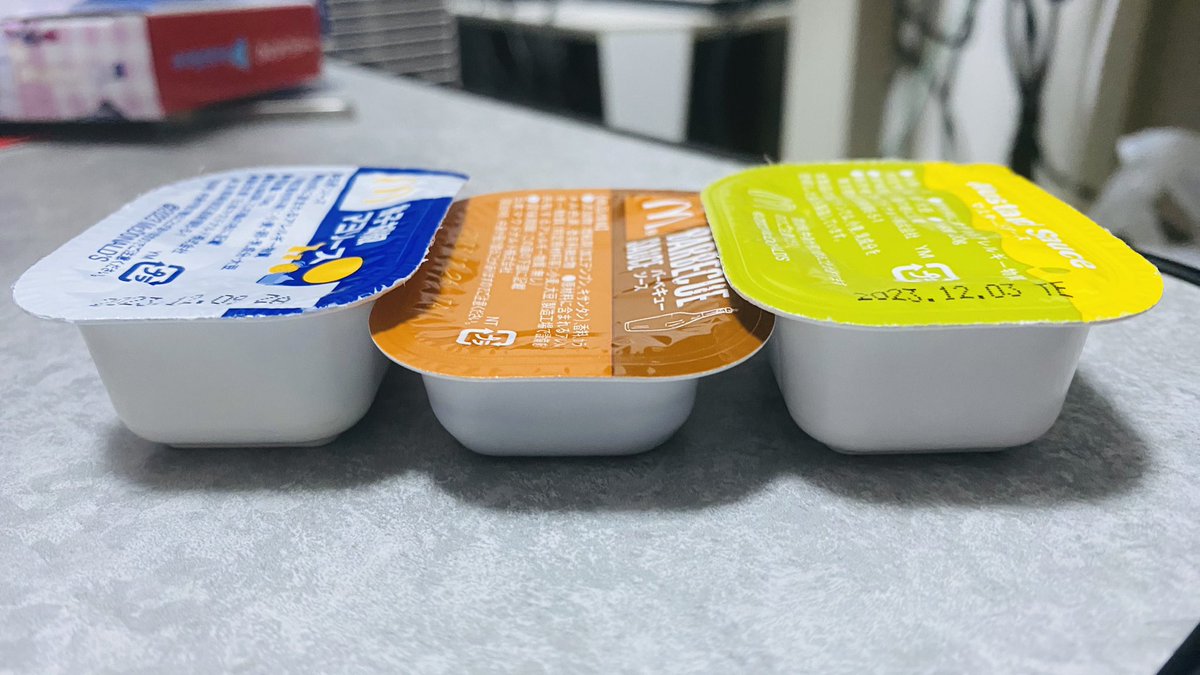 マックのナゲットについてくる
バーベキューソースは他のソースに
比べてサイズが小さい。 https://t.co/kQ2Mxxf8kG