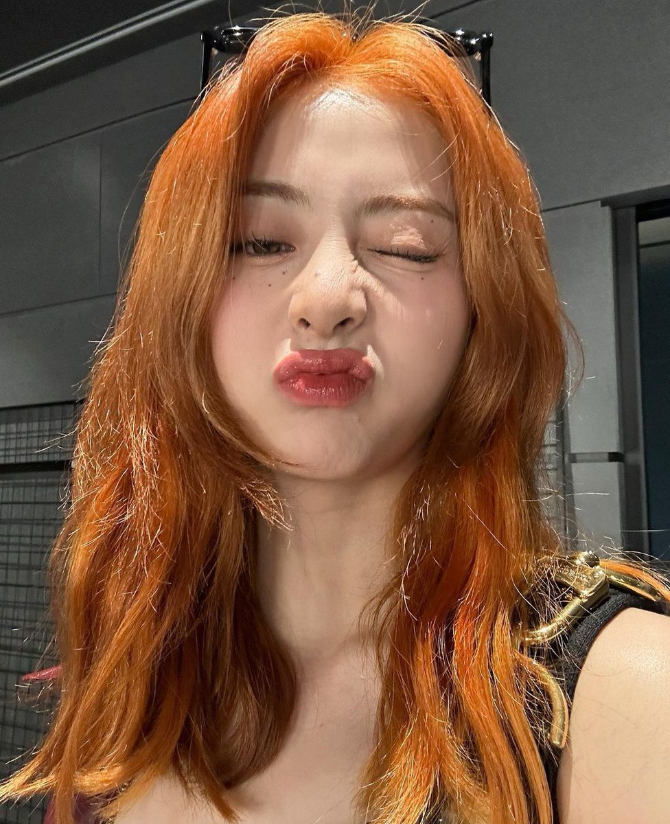 auor__'s tweet photo. RED HAIR YUNJIN REVIVED ME FROM DEATH!!!!! https://t.co/oQVuKkPkj3