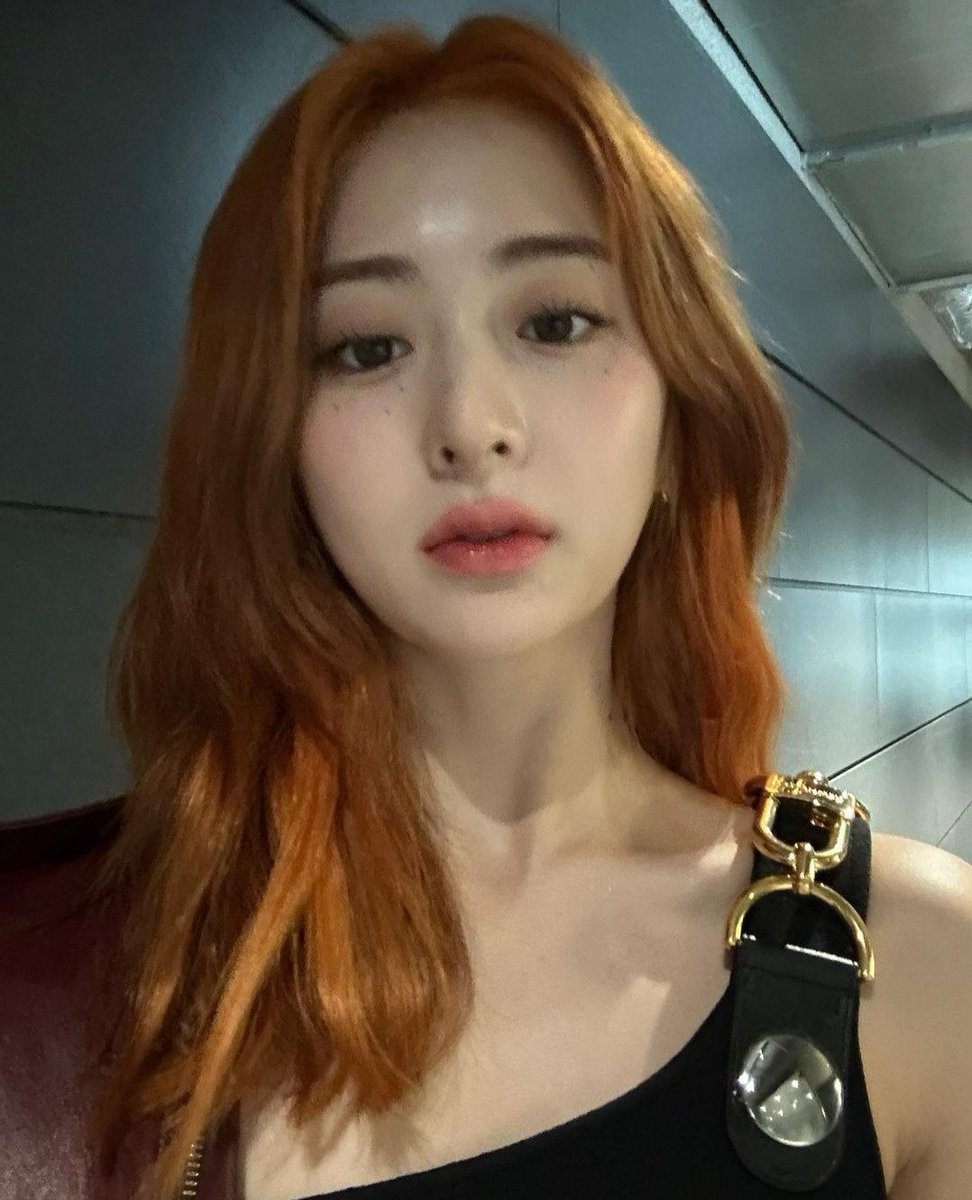 auor__'s tweet photo. RED HAIR YUNJIN REVIVED ME FROM DEATH!!!!! https://t.co/oQVuKkPkj3
