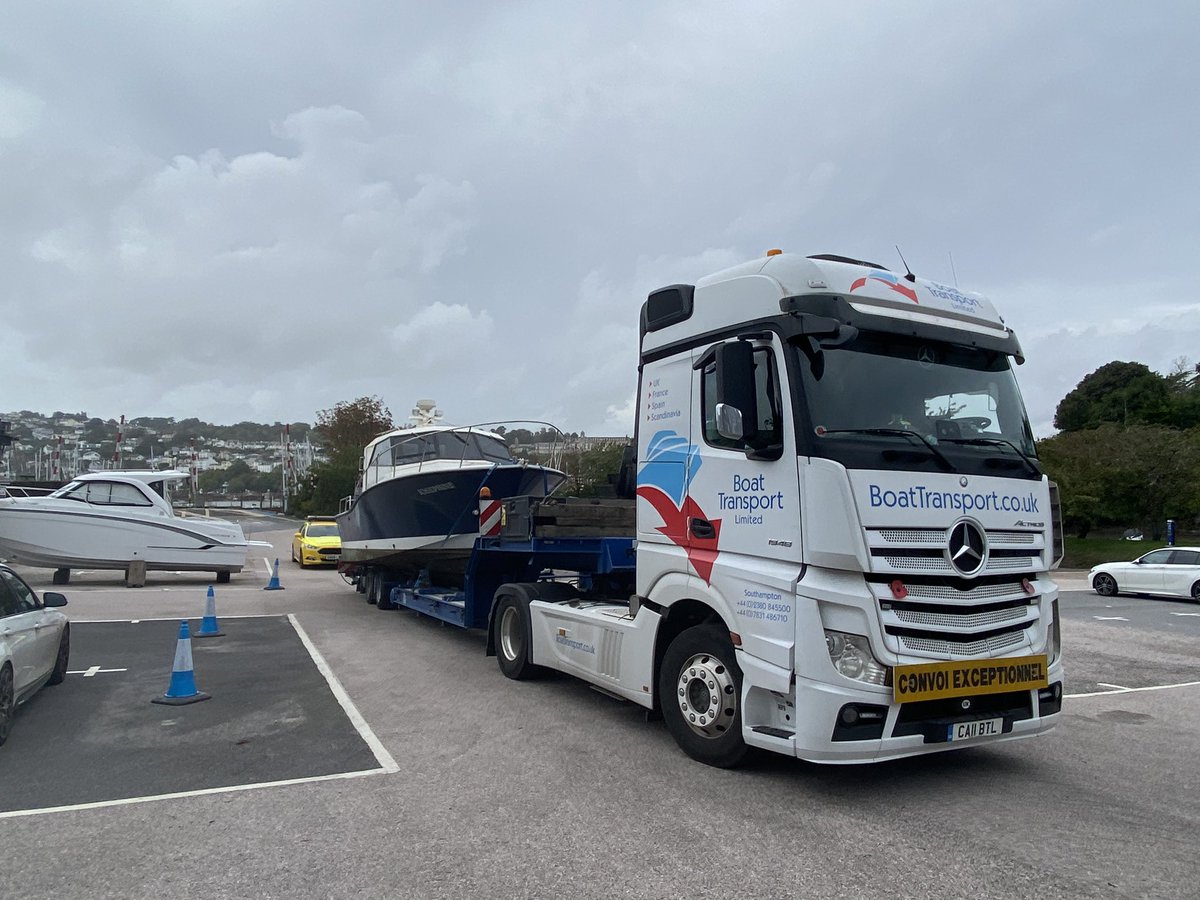 abnormal_loads's tweet photo. 3.5m wide boat escorted into @darthavenmarina this morning. #Kingswear #AbLoads https://t.co/0vdNOzFXZo