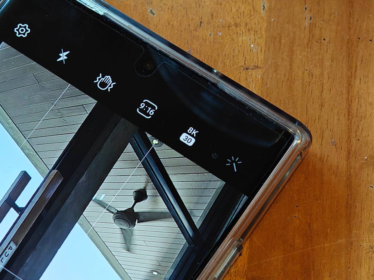 يعد هاتف Galaxy S23 FE أول إصدار FE يحتوي على كاميرا رئيسية فائقة الدقة(50MP) وتسجيل فيديو بدقة 8K بمعدل 24fps.