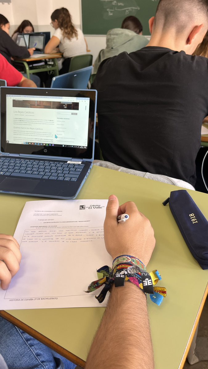 danruimor's tweet photo. Hoy toca desarrollar Técnicas de Cooperativo , con mis alumnos de 2º de BACH. “ en Historia de España. “¿Que se?y ¿Que sabemos?” Realizando un trabajo por parejas. #aprendizajecooperativo #metodologíasactivas https://t.co/PtQ0G6zJ2l