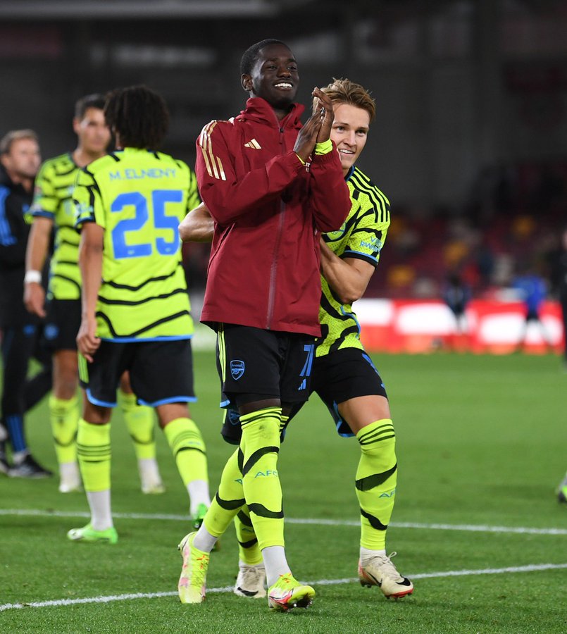 favouredOLA's tweet image. This Odegard guy is a real leader and loveable captain, seeing how he pushes this boy to applaud the fans makes you know how connected he is to everybody in the Arsenal team,even with the academy boys. #GoodExample