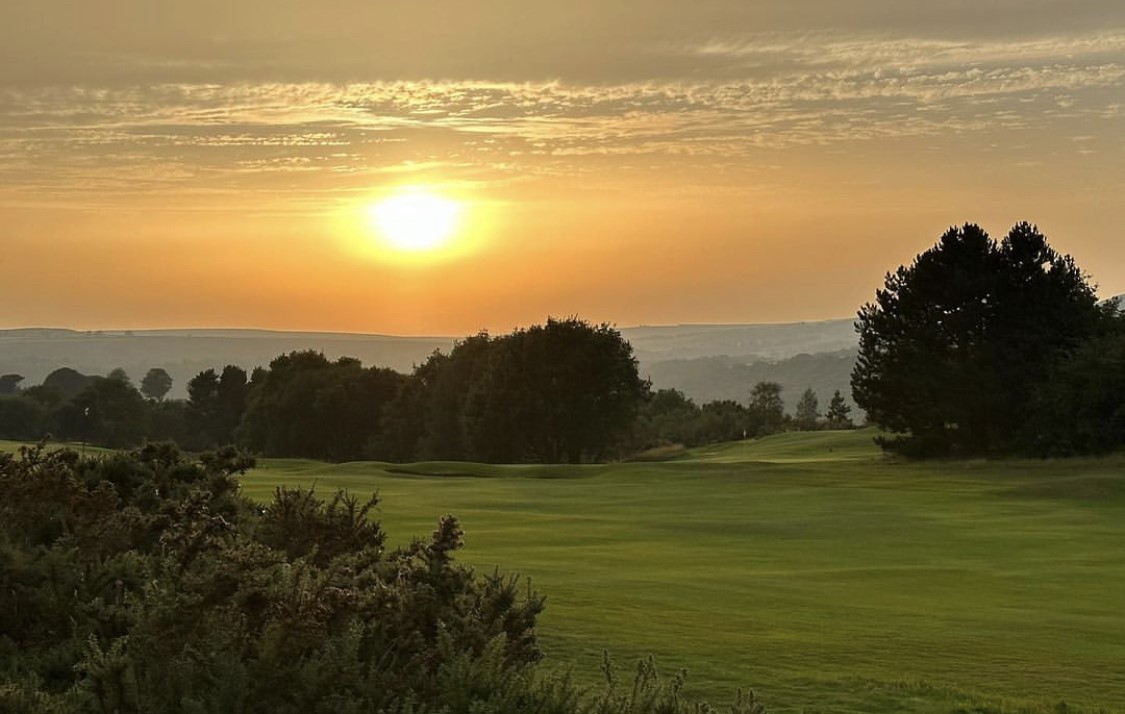 Due to a late withdrawal, we have 1 x team space available in tomorrow's Gents Open Am-Am (Fri 29th, 2:00pm Shotgun start) - the weather forecast is ☀️and the golf course is in stunning condition, so if you fancy it, head to brsgolf.com/hallamshire/op… to book ⛳️