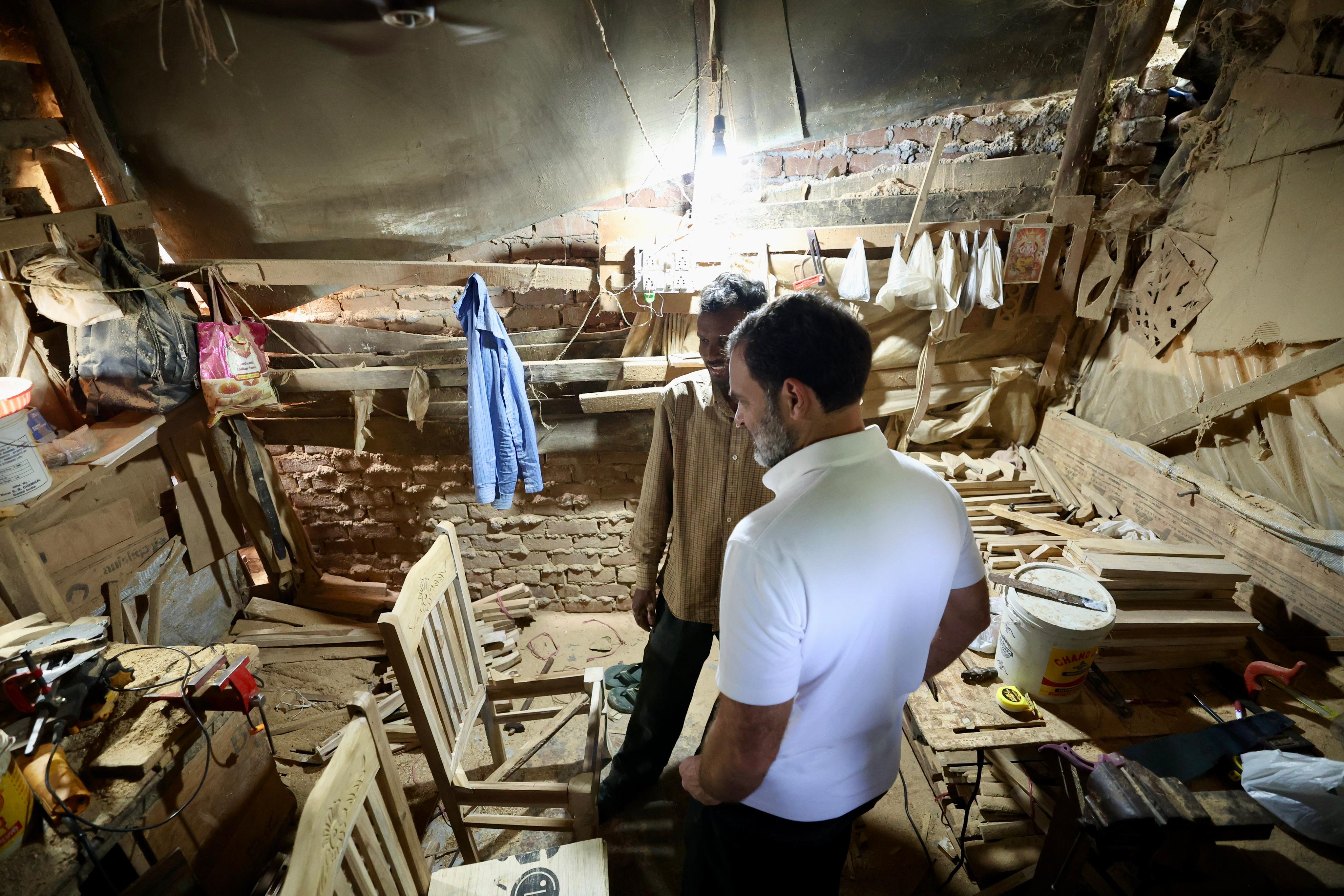 … और अचानक फर्नीचर मार्केट पहुंच गए राहुल गांधी, बढ़ई भाइयों से सीखा हुनर-…and suddenly Rahul Gandhi reached the furniture market, learned skills from carpenter brothers