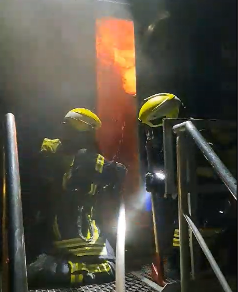 ffwlorch's tweet photo. Diese Woche waren wir im Brandcontainer der Netze BW. Dieser steht aktuell bei der Feuerwehr Plüderhausen...
#ffwlorch #lorch #feuerwehr #wirfürlorch #ausbildung #brandcontainer #heißausbildung #feuer #innenangriff #heiß https://t.co/egL50gwhBK