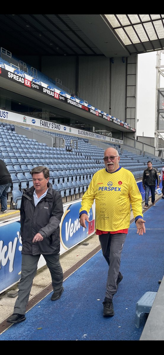 🚶Ian has begun his walk around the pitch in support of <a href="/ELHT_NHS/">East Lancashire Hospitals NHS Trust 💙</a> with a famous face in tow👀

👏Thanks to <a href="/Fogartysins/">Fogartys Insurance</a> for also being here to show support for this great cause!

➡️Support Ian here justgiving.com/campaign/ianel…

#BRCTInclusion
