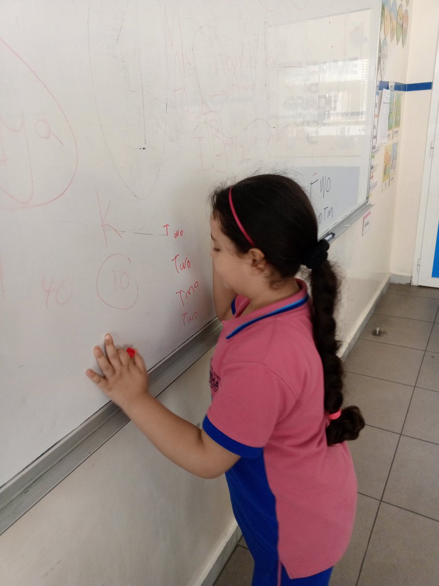 ayaabdo77's tweet photo. Grade one C were amazing learners, and they were able to identify the initial letter in their names through an interesting activity😍
@makdawhaschool 
@NouraYehia9 https://t.co/hkUCNMgQ5N