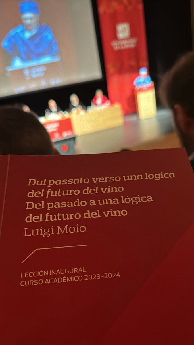 🧑‍🏫Apertura del curso académico 
2023-2024de <a href="/unirioja/">Universidad de La Rioja</a> <a href="/CampusIberus/">Campus Iberus</a> 

Lección magistral de Luigi Moio,Catedrático de Enología de la Universidad de Nápoles Federico IIy presidente de la Organización Internacional de la Viña y el Vino.🍇
