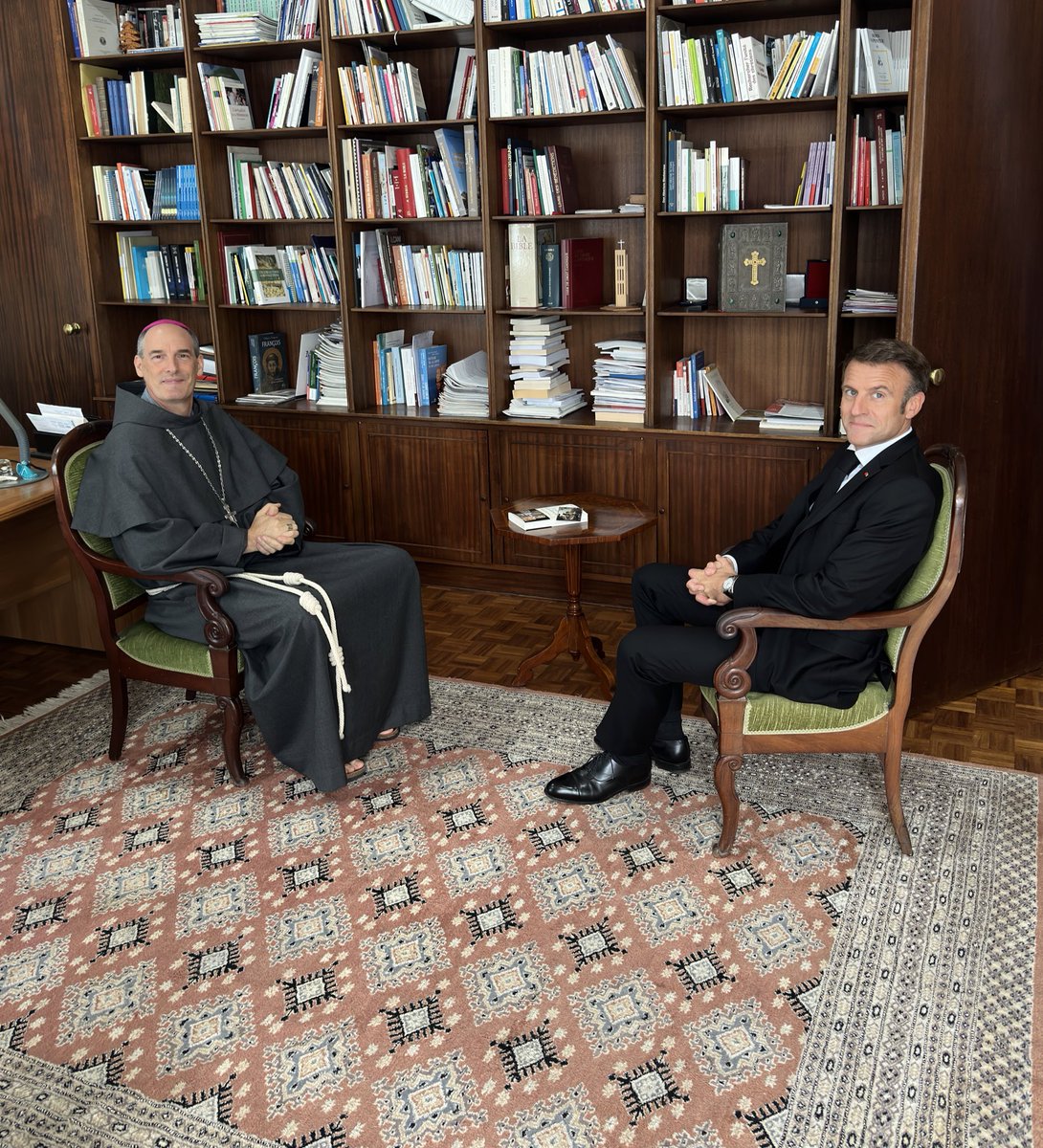 egliseencorse's tweet image. Rencontre à l&apos;évêché d&apos;Ajaccio entre Mgr François Bustillo, notre évêque, et le Président de la République, Emmanuel Macron.
——
#dioceseajaccio #eglisecatholiquedecorse #emmanuelmacron #presidentmacron #eglisecatholique