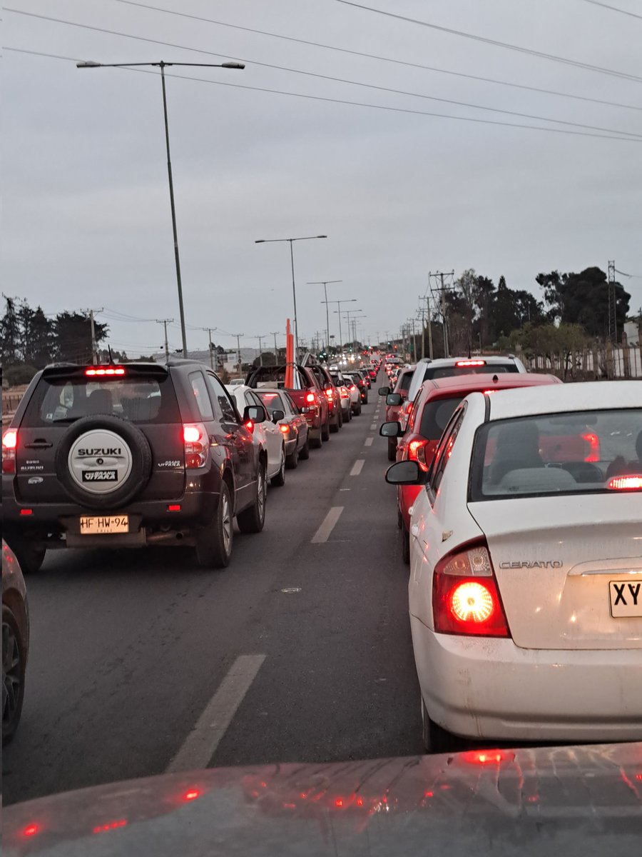 JRojasFdo's tweet photo. @TTICoquimbo favor de coordinar mejor los semáforos de Av La Cantera /Ruta D43 (club de golf) oriente a poniente tacos de 30 min todas las mañanas y tardes. @MiRadiols @municoquimbo https://t.co/rYo6KSMffJ
