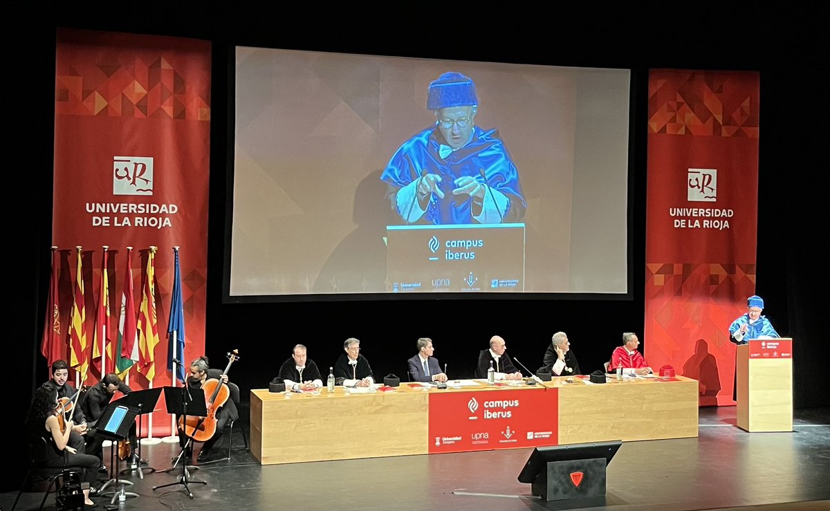 Escuchando la lección inaugural del curso académico 2023-2024 de <a href="/CampusIberus/">Campus Iberus</a> a cargo del Dr. Moio: Del pasado a una lógica del futuro del vino <a href="/unirioja/">Universidad de La Rioja</a> <a href="/jesuitasrioja/">JesuitasRioja</a>