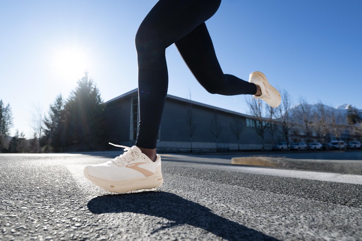 hibbettofficial's tweet image. 👻🌬️Welcome to MAX. The Brooks Ghost Max: where cushion, comfort, and style is amplified.💨🍃 

👟The new Brooks Ghost Max will be available Today at 10am ET!🚀 

Link: bit.ly/3rmkdad 

#brooks #running #ghostmax #launch