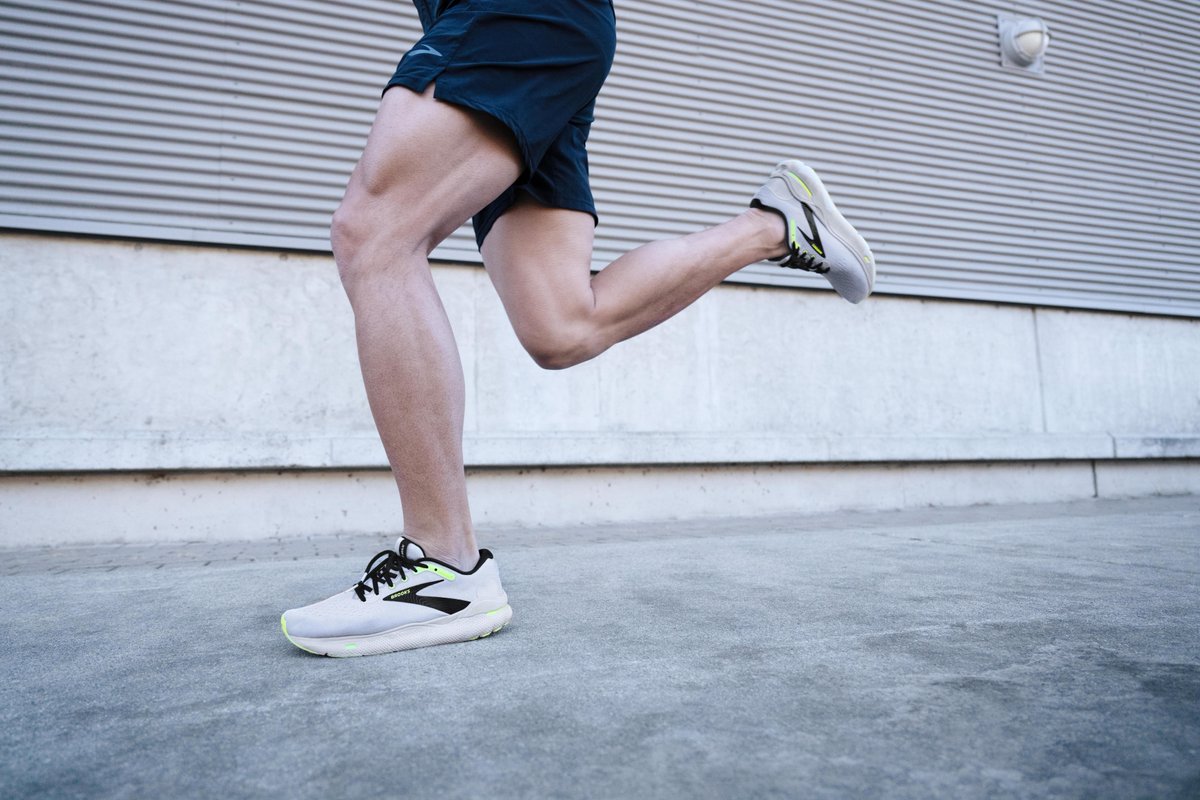 hibbettofficial's tweet image. 👻🌬️Welcome to MAX. The Brooks Ghost Max: where cushion, comfort, and style is amplified.💨🍃 

👟The new Brooks Ghost Max will be available Today at 10am ET!🚀 

Link: bit.ly/3rmkdad 

#brooks #running #ghostmax #launch