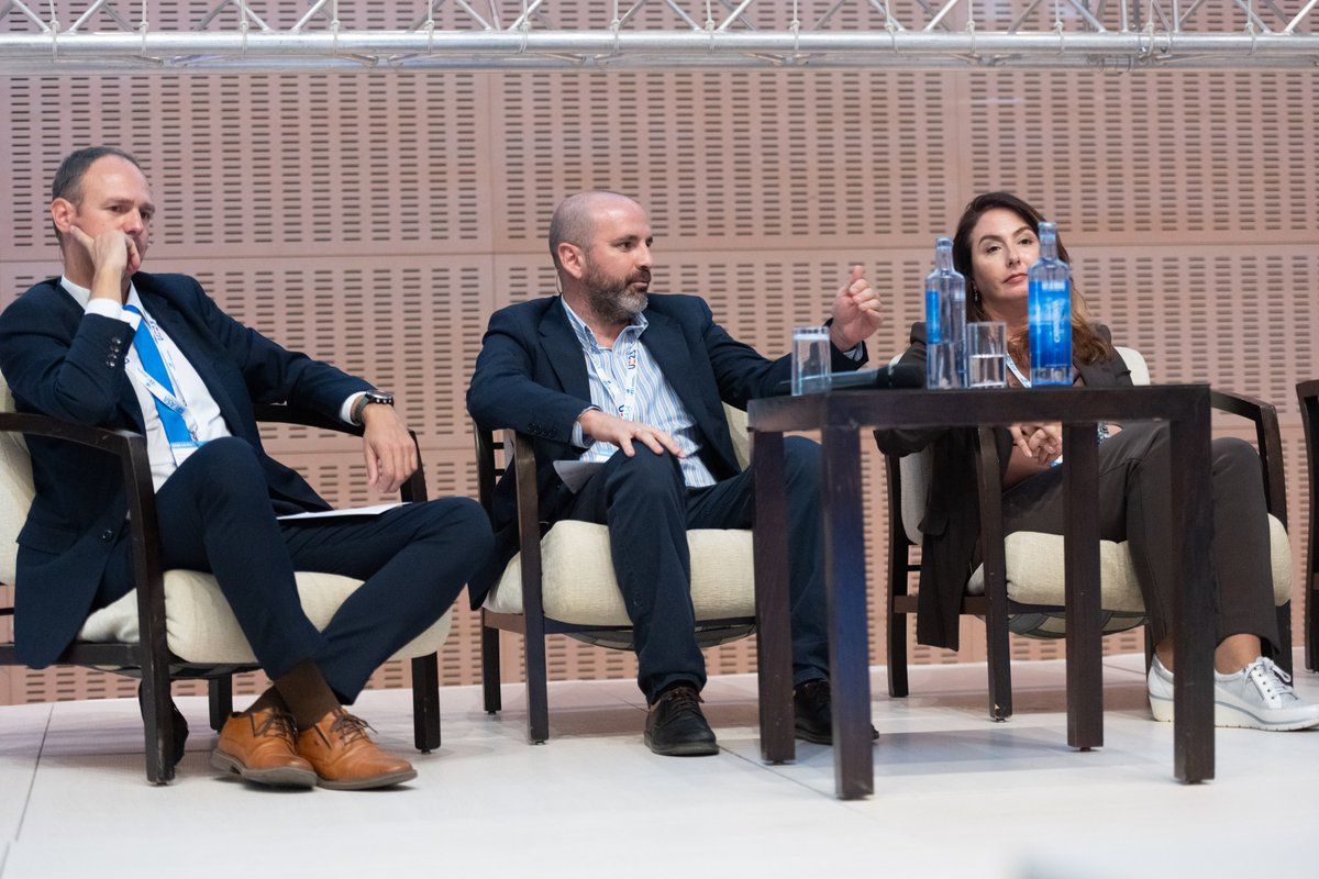AesaSpain's tweet photo. @EASA @aena @ComisionEuropea @Transport_EU @transenv @Repsol @mitmagob @cinea_eu 🔹En el último panel de #EASA2023ASC tratamos la Movilidad Aérea Innovadora.

👉Debatimos sobre los beneficios y retos de integrar la #movilidadaérea en el sistema de transporte de forma #sostenible y responsable. Destacando el impulso al sector emergente de los #eVTOL y #drones. https://t.co/iafFMXsrz8
