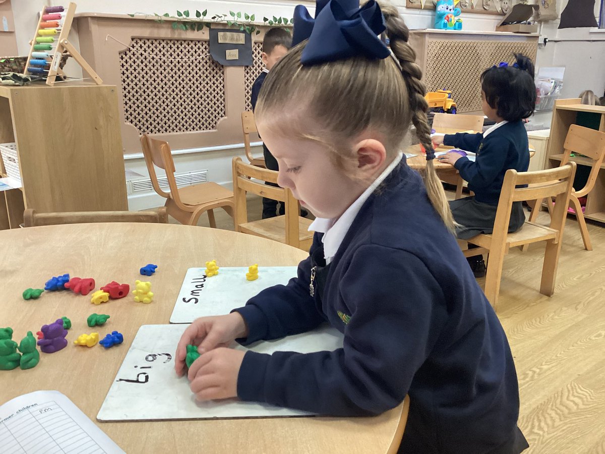 EgremontEYFS's tweet image. Today in maths we are focussing on size. We are recognising things that are ‘big’ and ‘small’. We have sorted our bears and compared their size to check if they are big or small #maths #comparing #sorting #ordering