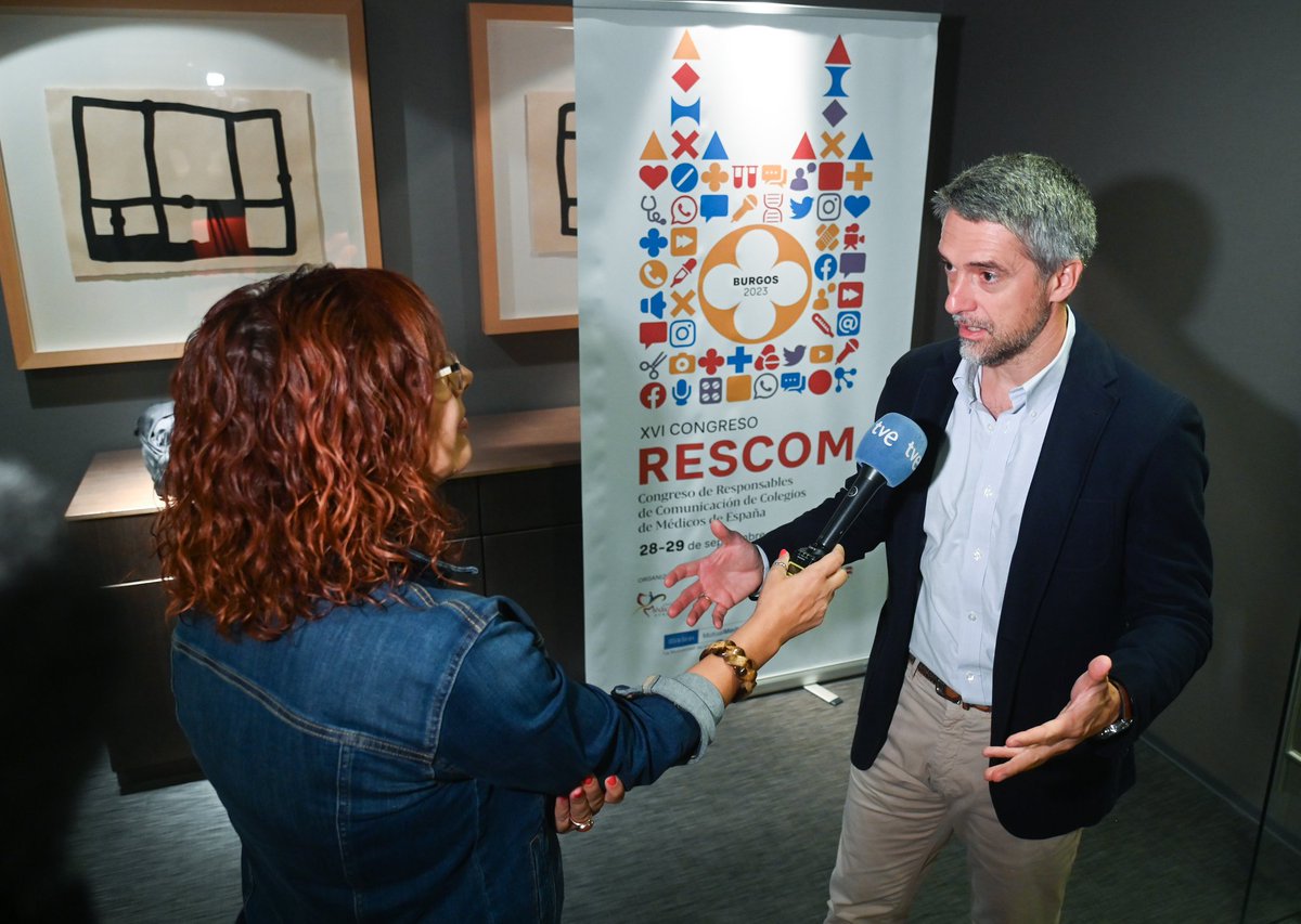 MedicosBurgos's tweet photo. El periodista @cfranganillo atendiendo a @rtve para contar su asistencia en este #RESCOM23 que congrega a los responsables de comunicación de los colegios de médicos de toda España @CGCOM_Esp
Gracias por asistir y darnos una lección de #periodismo de calidad https://t.co/giMMMiBuSG