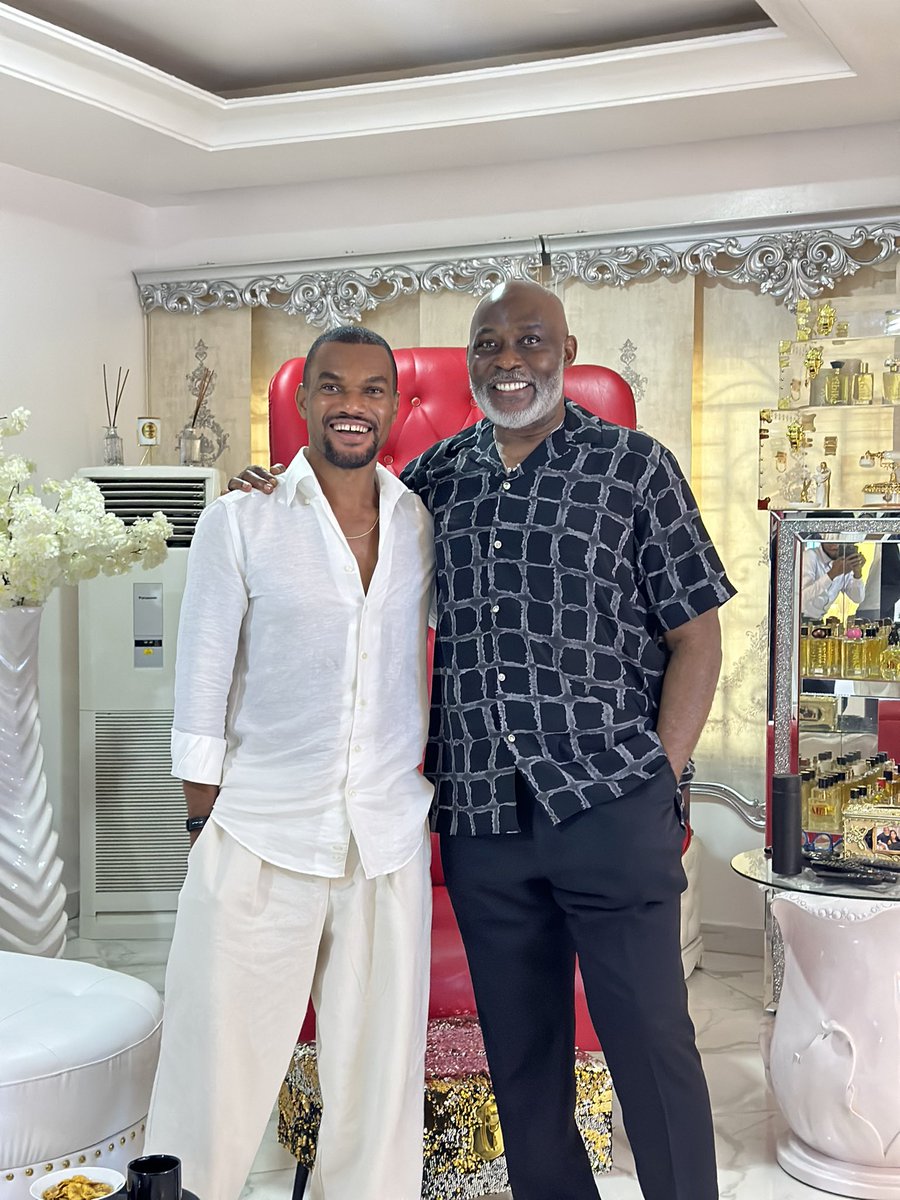 EditiEffiong's tweet photo. Met a global superstar today. Who wants an autograph? https://t.co/O0SIzOy3LO