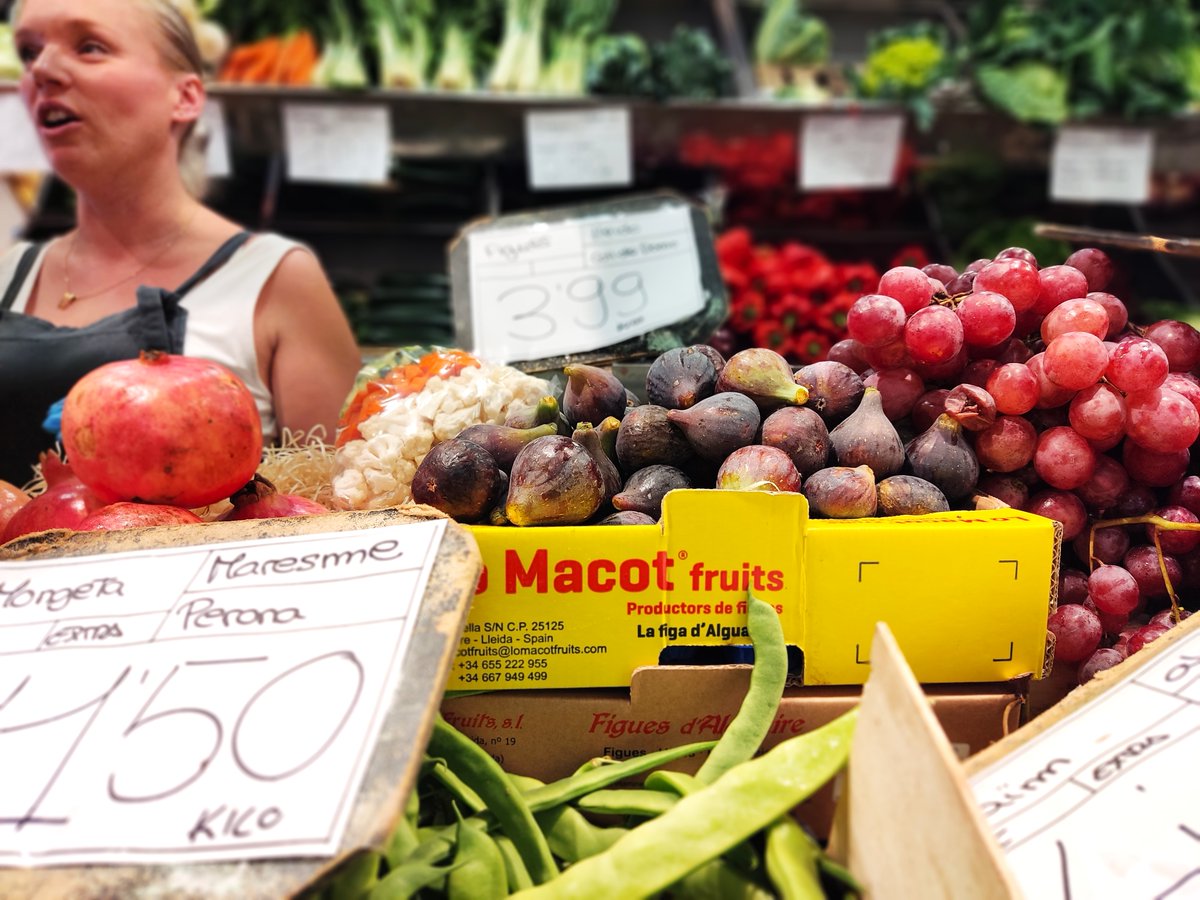 ComercBDN's tweet image. Època de #figues! 🍐🫐

Una delícia de la tardor 😋

I els nostres #mercats municipals les tenen al punt i de #proximitat, igual que la resta de productes 👌

Compra aliments de qualitat a #Badalona!
📍#Maignon
📍#Torner
📍#LaSalut
📍#SantRoc
📍#Llefià
📍#MoreraPomar

#ComerçBDN
