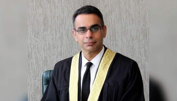 شہریار آفریدی ناجائز گرفتاری اور توہین عدالت کے مجرم DC اسلام آباد عرفان نواز میمن نے غیر مشروط معافی مانگ لی!!

جسٹس بابر ستار نے معافی مسترد کر دی اور کہا کہ ڈپٹی کمشنر صاحب آپ نے میری فیملی اور دوستوں تک رسائی کر کے کہا کہ وہ مجھے آپ کے بارے میں نرمی کا کہیں!!
آپ انصاف کی راہ