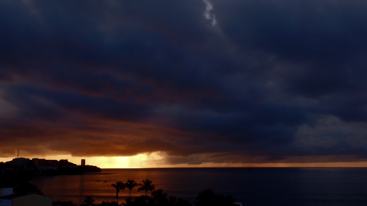 NelaSaenko's tweet photo. Así #amanece en #pampatar hoy #28deSeptiembre #amaneceres #margarita #islademargarita @Meteovargas https://t.co/SDz8YwcYnA