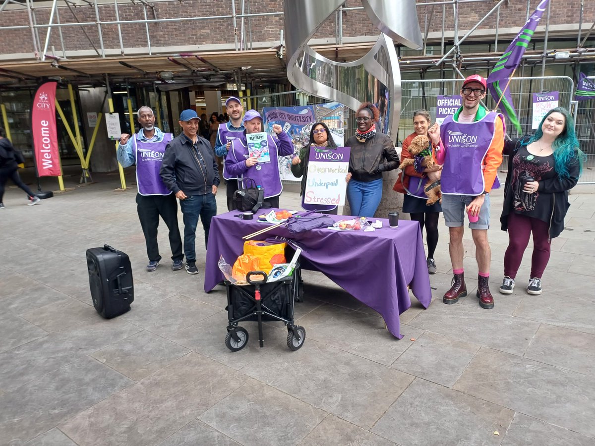 socialistworker's tweet photo. Day three on the Unison union university workers picket line at City University in London βπΌβπΎβπΏ
#StrikeForEducation #Solidarity https://t.co/uhHPijdPZk