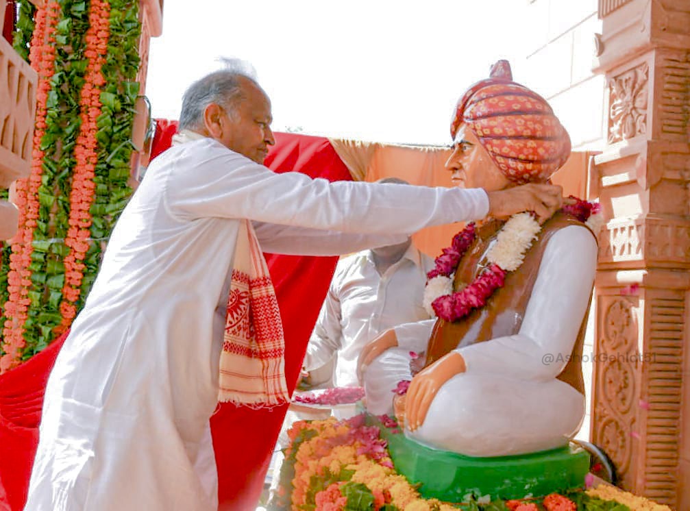 ashokgehlot51's tweet photo. आज काठूवास (नीमराणा) में स्व. श्रीमती विमला देवी एवं स्व. श्री लेखराम की मूर्ति का अनावरण कर उन्हें श्रद्धांजलि अर्पित की। इस मौके पर दिव्यांगजनों को स्कूटी प्रदान कर उनकी जिंदगी में राहत व रफ्तार सुनिश्चित करने के प्रयास किए। https://t.co/WTo2YjZhb0