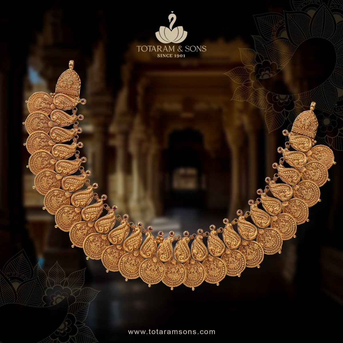 A golden necklace that is a symbol of your enduring style and a reflection of your inner radiance.
.
.
.
#totaramsons #totaramsonsjewellers #goldnecklace #gold #diamond #goldjewellery #jewelry #antiquejewellery #style #goldchoker #handmadejewellery #bride #pellikuthuru #sm4dm