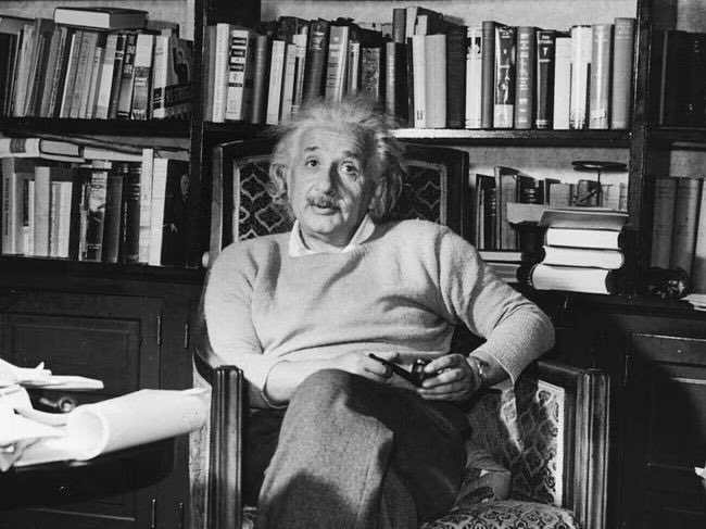 jameswebb_nasa's tweet image. “Não sou ateu e não creio que me possa chamar panteísta. Estamos na situação de uma criancinha que entra numa imensa biblioteca, repleta de livros em muitas línguas. 

A criança sabe que alguém deve ter escrito aqueles livros, mas não sabe como. Não compreende as línguas em que