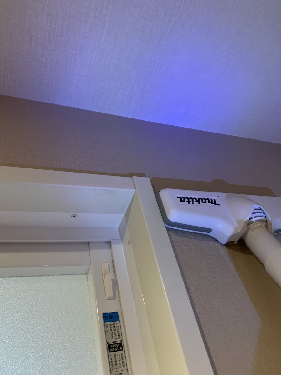 homenewmama's tweet photo. 垂直面に埃を発見、、、
周りの壁も一緒に #makita しました✨
スティック掃除機に買い替えといて良かったw
手垢ついてるとこは明日水拭きしようかな
#掃除機 #掃除垢 #大掃除 #ピカピカは正義 #中古住宅 https://t.co/mem6NFzIfv