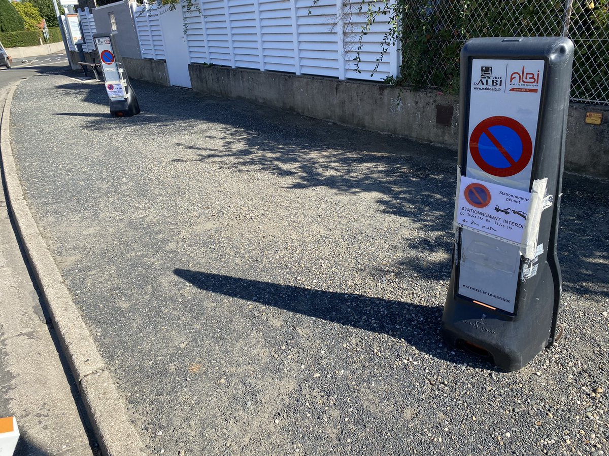 A_r_n_a_u_d_b's tweet photo. Alors là les bras m'en tombent.... Indiquer qu'il est interdit de se garer sur un trottoir duranr 3 jours alors que la régle est que c'est interdit toute l'années, il fallait le faire @ville_albi ! #innovation https://t.co/F71FkW5eXZ