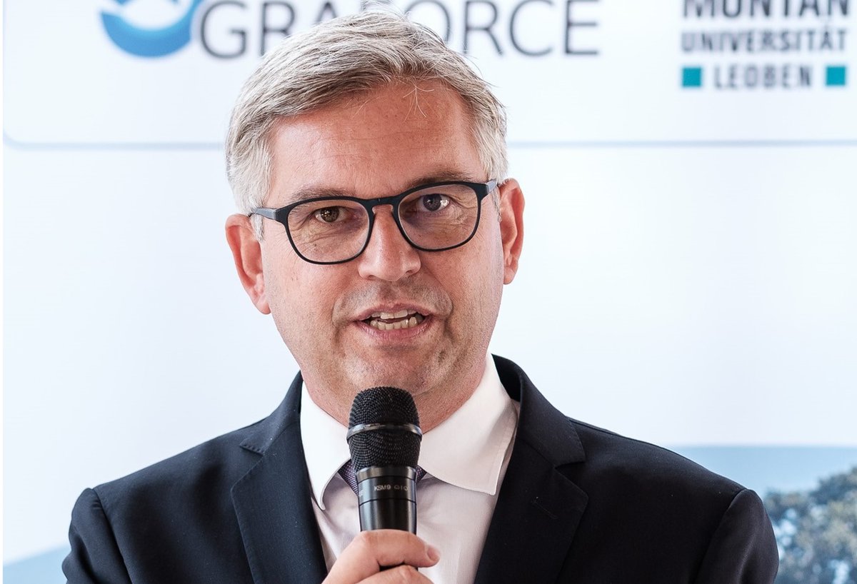 "Die RAG setzt mit Österreichs erster Demoanlage, die Erdgas ohne CO2-Emissionen für die Produktion von #Wasserstoff und festem, elementarem #Kohlenstoff nutzt, die #Technologieoffenheit, die so dringend nötig ist", sagt Finanz- und Bergbau-Minister Magnus Brunner.