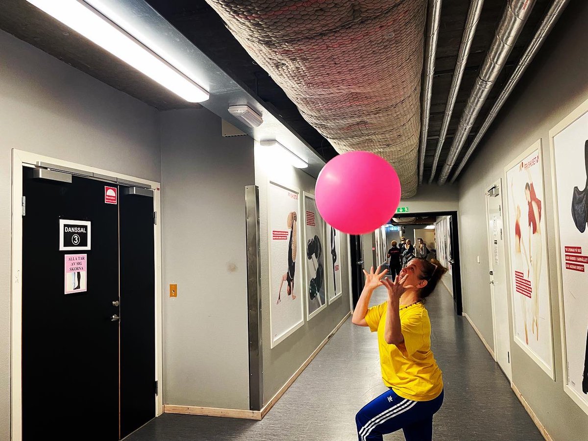 Gerillafruar's tweet image. Banksy in Da House 🎈#artisticwork #banksy #baloon #freedom #newperformance #16 #fredligaochinkluderandesamhällen