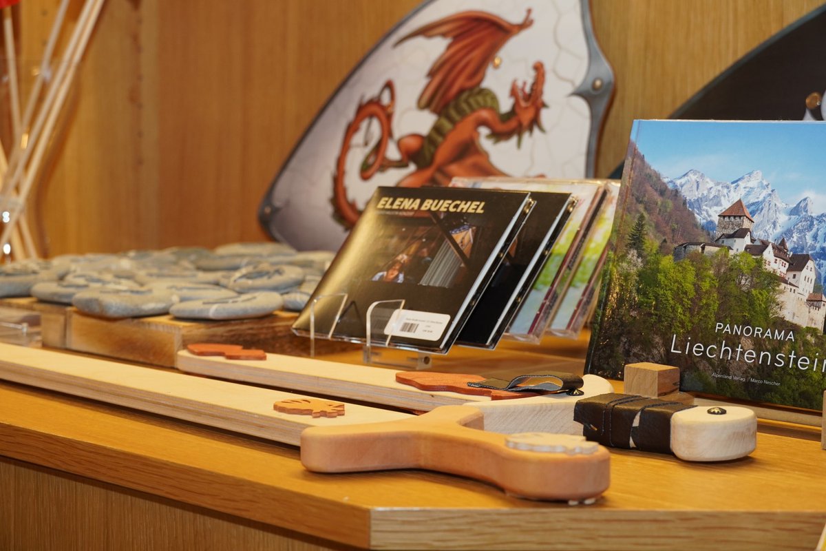 LandesMuseumLI's tweet photo. Ritter und Prinzessin sein! 
Alles dafür und vieles mehr gibt’s im Liechtensteinischen LandesMuseumsShop und auf https://t.co/UWP6GrintJ.
 
#Mittelalter #Bodensee #Alpen #Stadt #Land #Burg #Liechtenstein #LandesMuseum #Sonderausstellung #Vaduz #LandesMuseumsShop https://t.co/kMNEwy6tbX