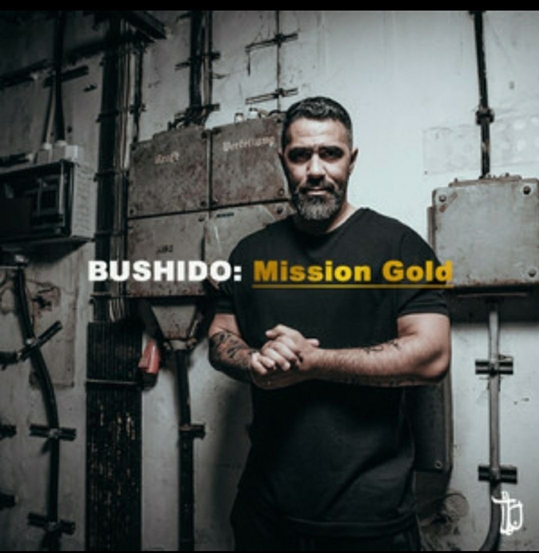 Der Oberboss der deutschen Rapszene feiert heute seinen Ehrentag!

Die Legende, ohne die wir niemals in den Genuss derartig atmosphärischer Streicher-Beats gekommen wären!

Niemand kann ihm dieses Vermächtnis streitig machen!

Zollt dem wahren King of Rap zum 45. TRIBUT!