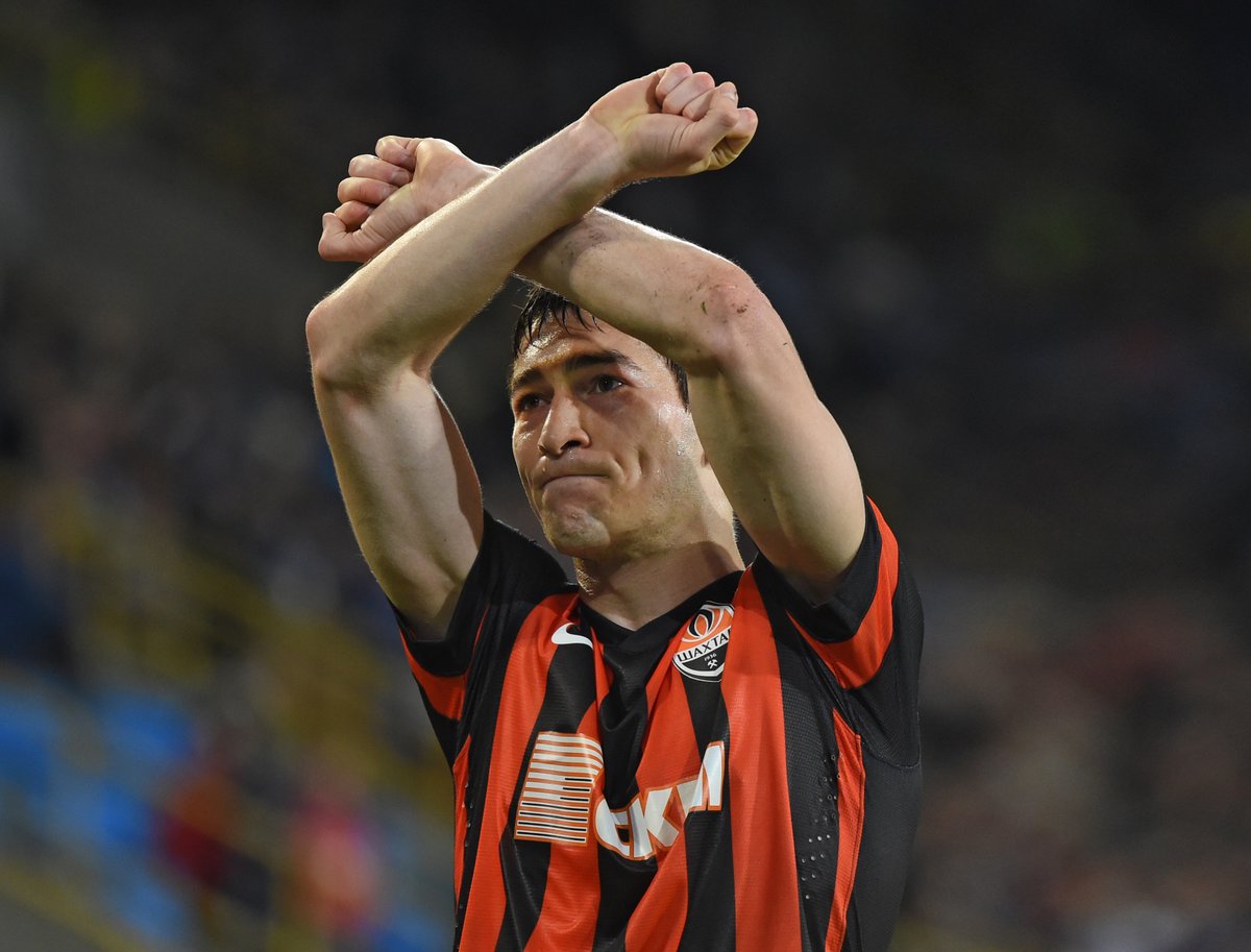 FCShakhtar_eng's tweet photo. 📸 From a youth player to the captain and leader of Shakhtar 🧡
4️⃣0️⃣0️⃣ apps for the club ⚒ Taras Stepanenko 👏
📸 More photos: https://t.co/UgKPnZW006.
#Shakhtar #Stepanenko #Legend https://t.co/ncFA4Zj4Rn