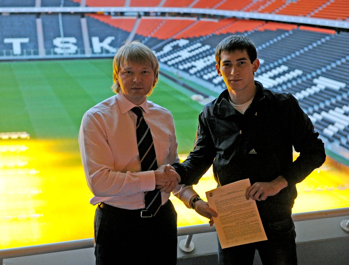 FCShakhtar_eng's tweet photo. 📸 From a youth player to the captain and leader of Shakhtar 🧡
4️⃣0️⃣0️⃣ apps for the club ⚒ Taras Stepanenko 👏
📸 More photos: https://t.co/UgKPnZW006.
#Shakhtar #Stepanenko #Legend https://t.co/ncFA4Zj4Rn
