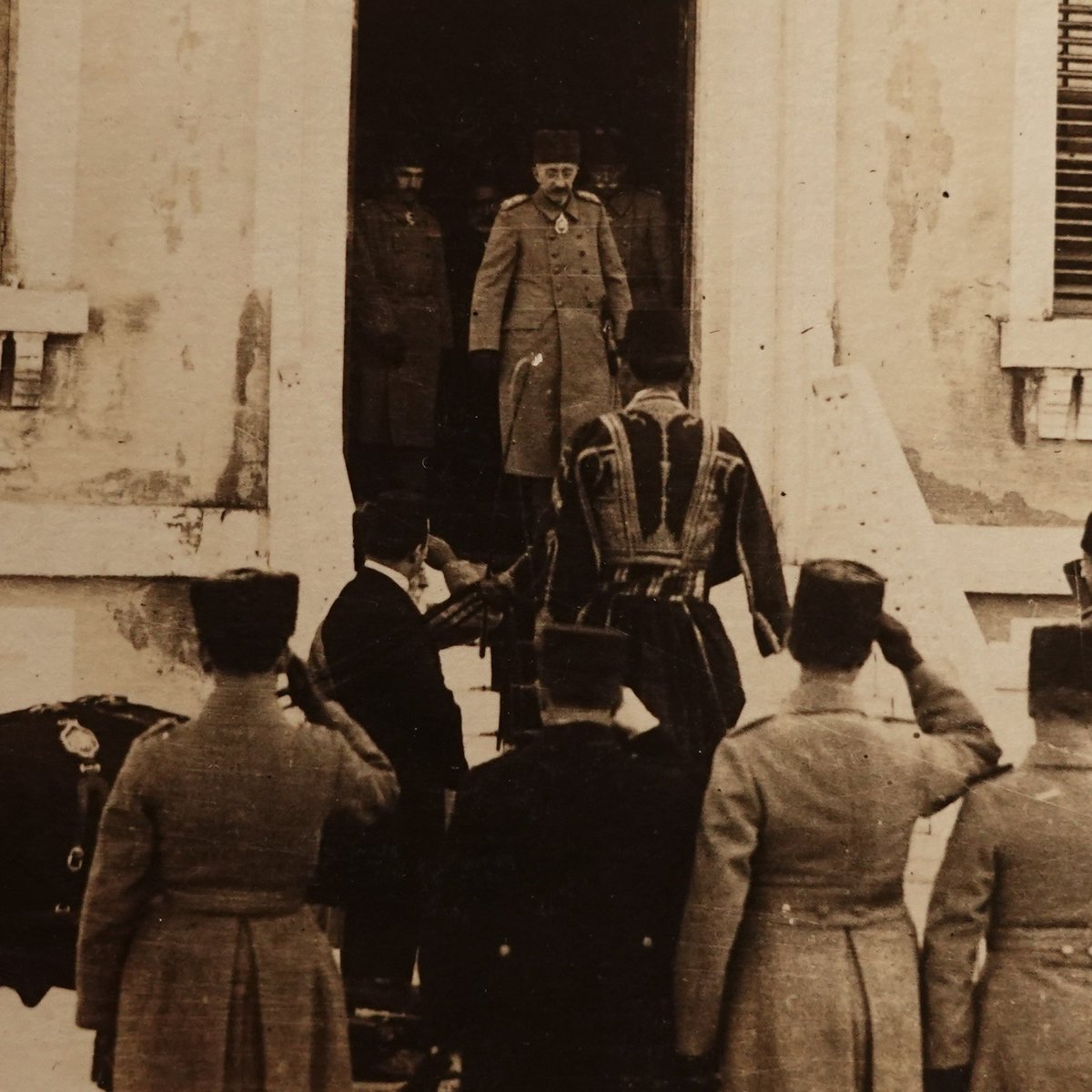 Sultanlar, hanım sultanlar, şehzadeler, damatlar… 

Osmanlı hanedanının son temsilcilerinin fotoğraflarıyla, bir imparatorluğun son nefesini soluduğu çöküş döneminin acıklı hikayesini gözler önüne seren “PHEBUS” müzayedemiz, 1 Ekim Pazar akşamı canlı olarak başlıyor!