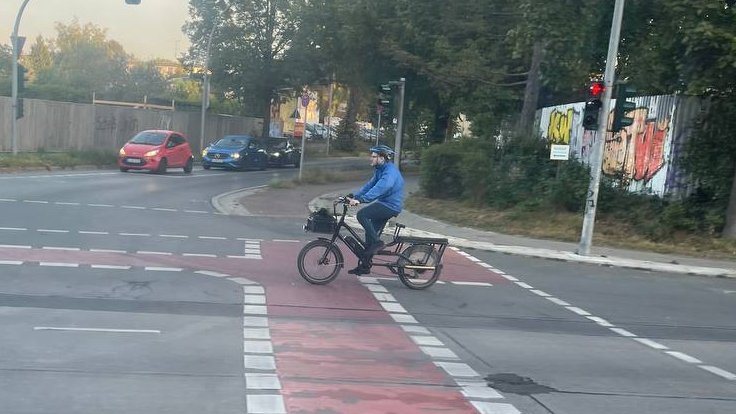 DerSpucky's tweet image. Meine Frau hat aus der Tram ein Foto von mir auf dem Rad gemacht und irgendwie sieht mein #RadWagon4 da voll klein aus. 😅
