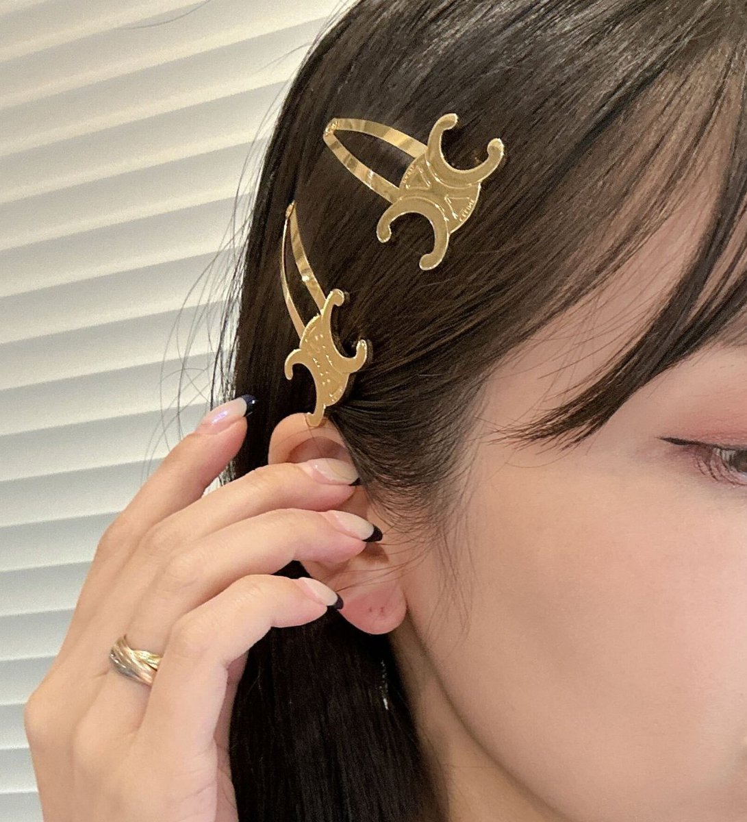 セリーヌのヘアピンとってもかわいいのでおすすめ。2つ重ね付けしたり